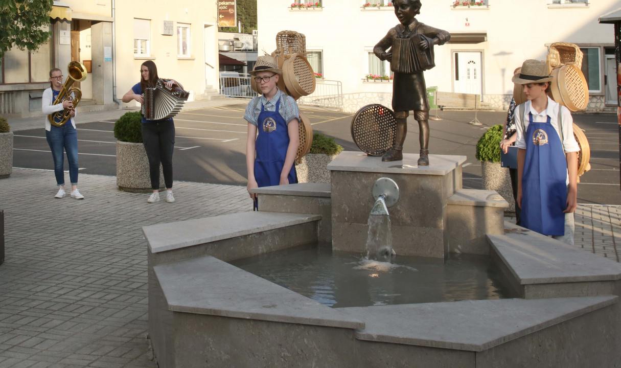 »Krošnjarček gre z doma«